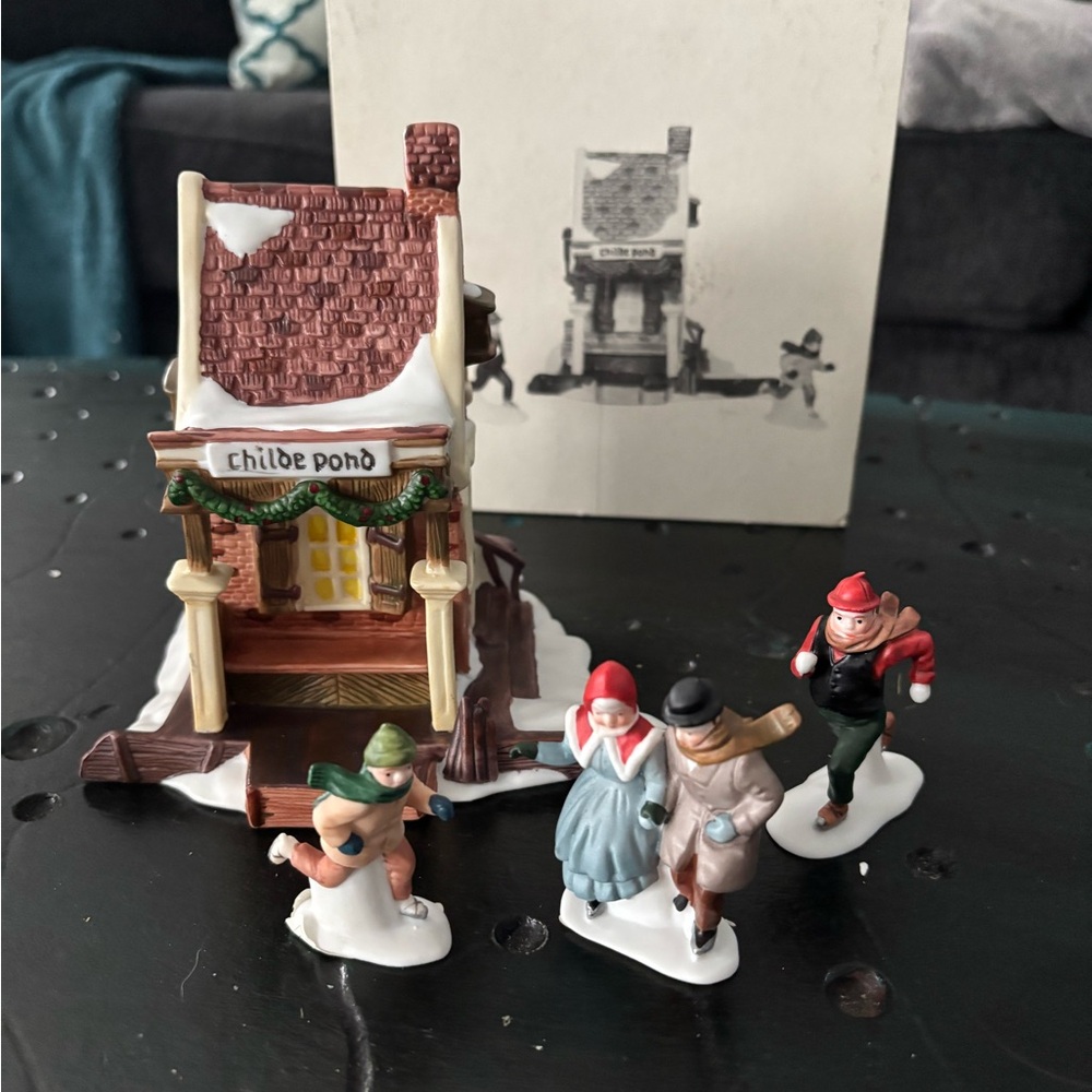 Department 56 - ‘Childe Pond & Skaters’